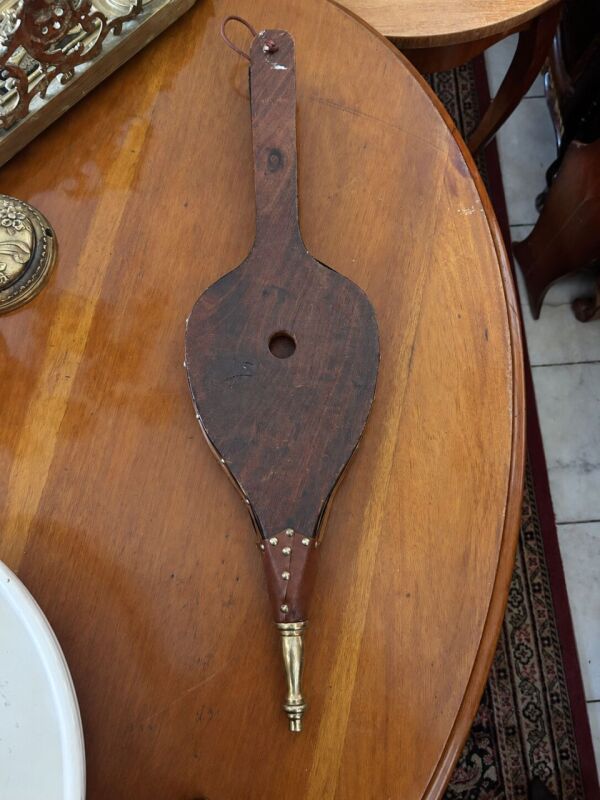 Vintage krbový mech s vyrezávaným ornamentom